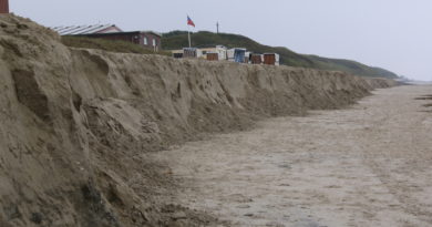 Sturm am „Tag der Deutschen Einheit“ brachte erneut Abbrüche am Bade- und Burgenstrand Sturm am „Tag der Deutschen Einheit“ brachte erneut Abbrüche am Bade- und Burgenstrand