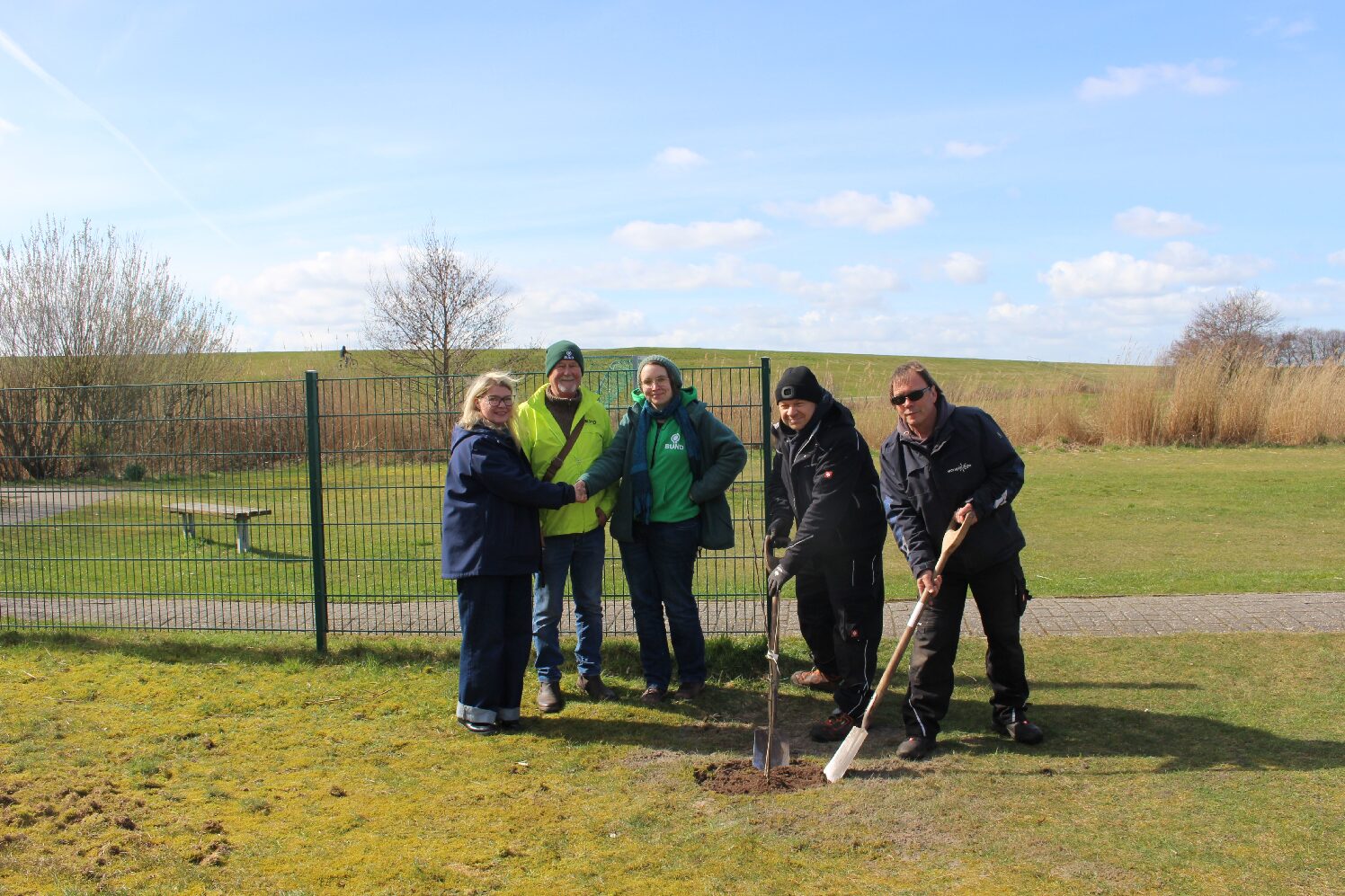27.03.2026 Au dem Spielplatz “Am Dorfdeich Süd” wurden zwei neue Apfelbäume gepflanzt 27.03.2026 Au dem Spielplatz “Am Dorfdeich Süd” wurden zwei neue Apfelbäume gepflanzt