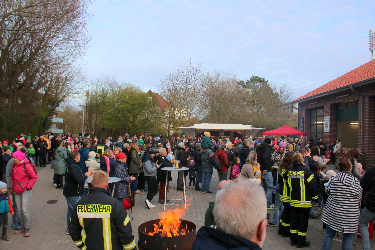 04.04.2026 Osterfeuer der Freiwilligen Feuerwehr Wangerooge (FFW) an der Feuerwache Straße zum Westen 04.04.2026 Osterfeuer der Freiwilligen Feuerwehr Wangerooge (FFW) an der Feuerwache Straße zum Westen