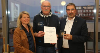 04.05.2026 Bürgerrunde des Bürgervereins endet mit Überraschung – Vorsitzender Bernd Stramm und Wolfgang Ademes erhalten von Landrat Sven Ambrosy “Frieslandtaler”