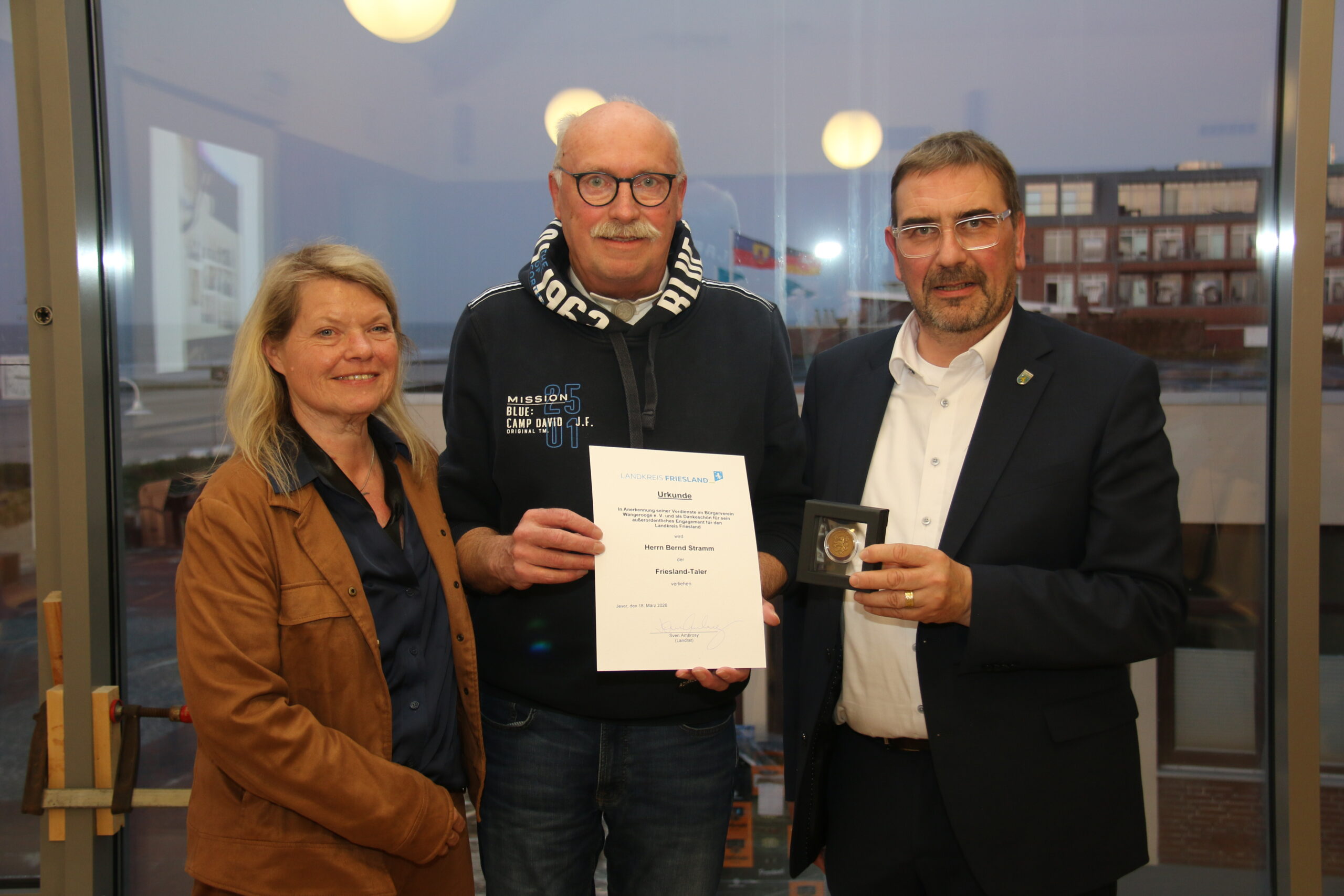 04.05.2026 Bürgerrunde des Bürgervereins endet mit Überraschung – Vorsitzender Bernd Stramm und Wolfgang Ademes erhalten von Landrat Sven Ambrosy “Frieslandtaler” 04.05.2026 Bürgerrunde des Bürgervereins endet mit Überraschung – Vorsitzender Bernd Stramm und Wolfgang Ademes erhalten von Landrat Sven Ambrosy “Frieslandtaler”